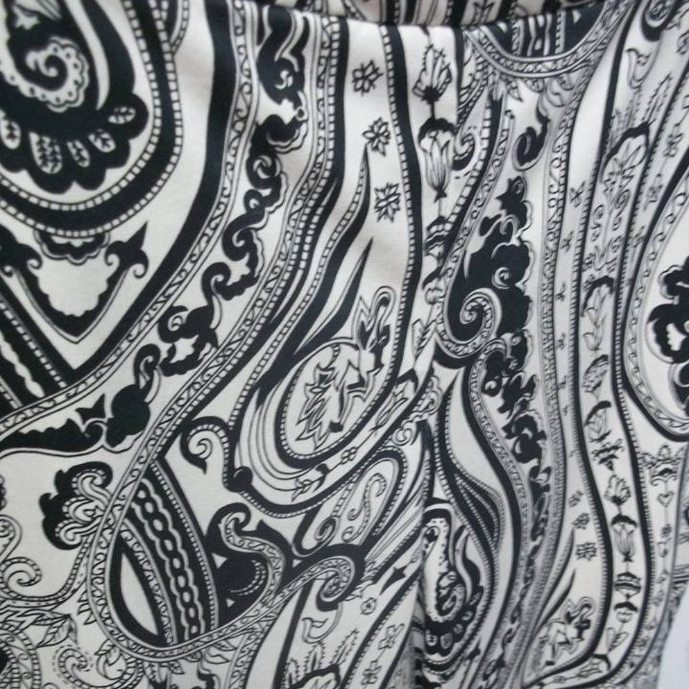 Black and white The Limited stretch size 6 capris